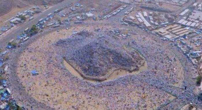Гора Арафат, где паломники пребывают во время хаджа